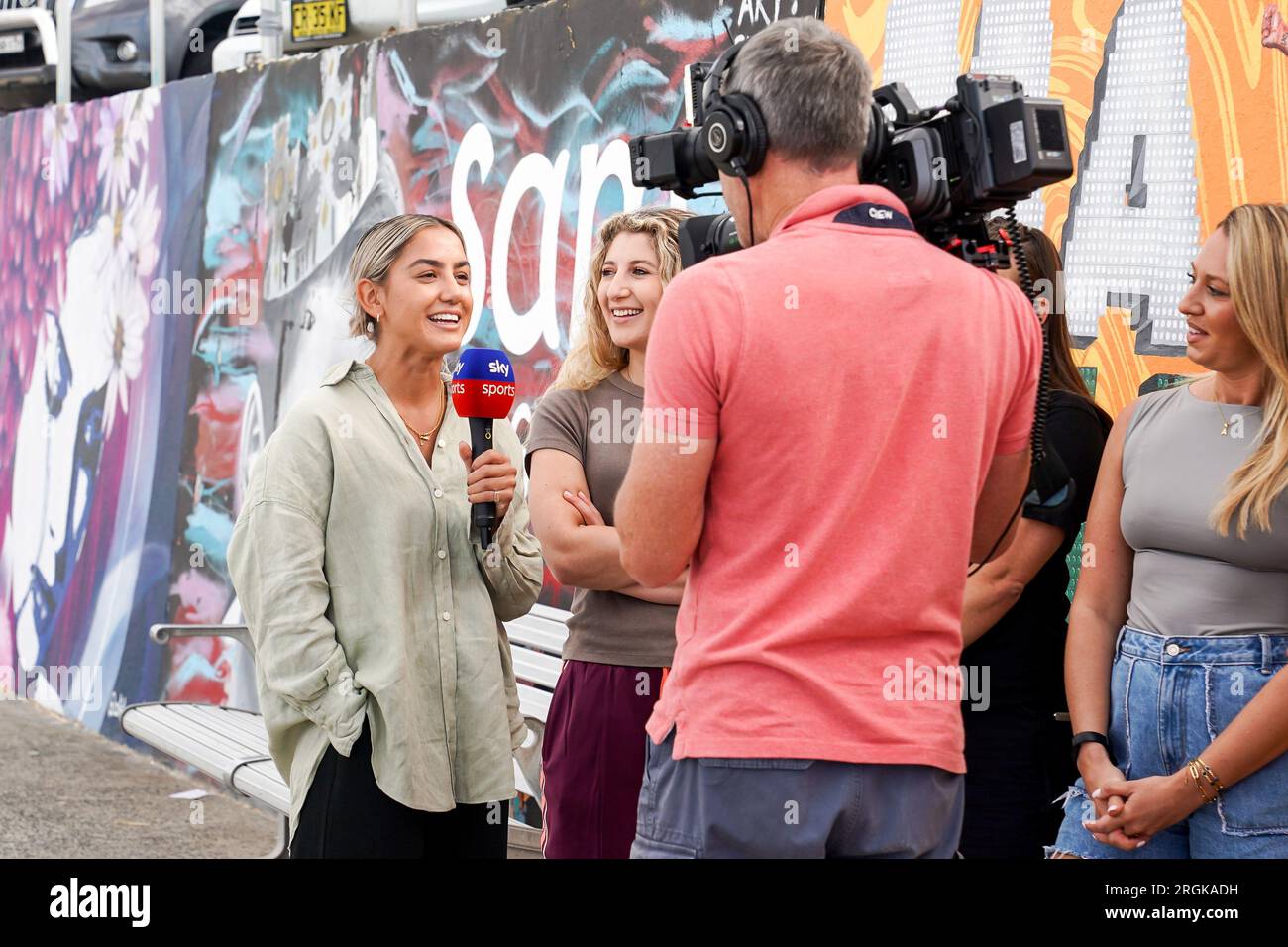 Sydney, Australie. 10 août 2023. Sydney, Australie, 10 août 2023 : Sky Sports Team of UK avec les présentateurs de la coupe du monde, diffuseurs et / ou créateurs de contenu Rosie Kmita, Samantha Miller, Alex Bailess, Abby Grace Summers et Mollie Kmita devant le travail d'art graffiti avec le slogan Til It's Done en l'honneur des Matildas, l'équipe nationale féminine d'Australie, créée par Danielle Weber (Daniellesartwork) lors de la coupe du monde féminine FIFA 2023 à Bondi Beach à Sydney, Australie. (Daniela Porcelli/SPP) crédit : SPP Sport Press photo. /Alamy Live News Banque D'Images