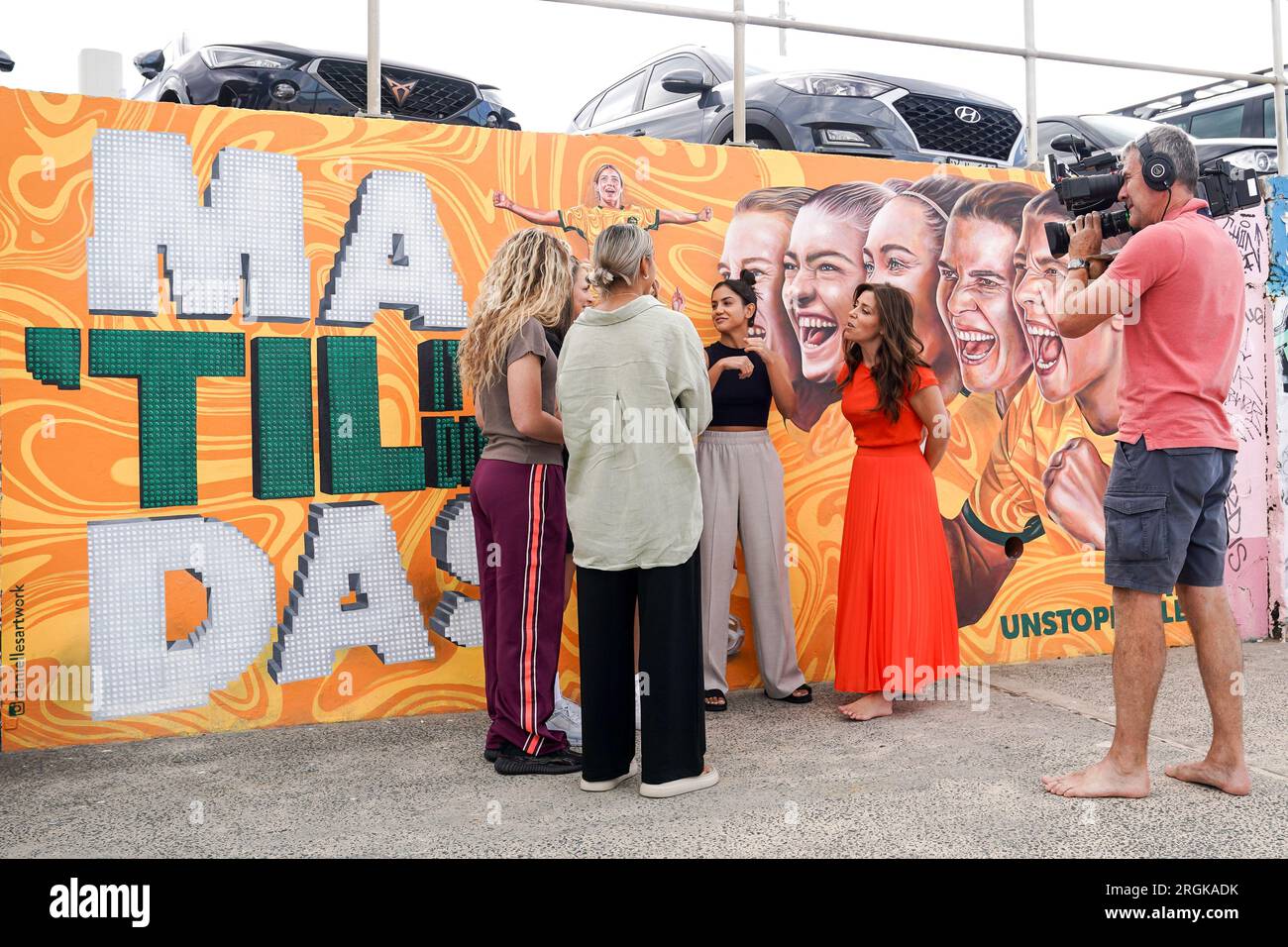 Sydney, Australie. 10 août 2023. Sydney, Australie, 10 août 2023 : Sky Sports Team of UK avec les présentateurs de la coupe du monde, diffuseurs et / ou créateurs de contenu Rosie Kmita, Samantha Miller, Alex Bailess, Abby Grace Summers et Mollie Kmita devant le travail d'art graffiti avec le slogan Til It's Done en l'honneur des Matildas, l'équipe nationale féminine d'Australie, créée par Danielle Weber (Daniellesartwork) lors de la coupe du monde féminine FIFA 2023 à Bondi Beach à Sydney, Australie. (Daniela Porcelli/SPP) crédit : SPP Sport Press photo. /Alamy Live News Banque D'Images