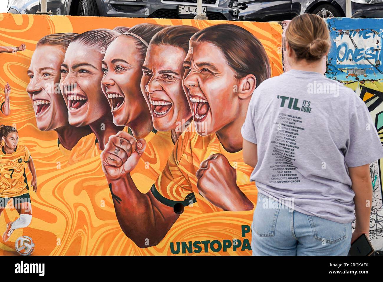 Sydney, Australie. 10 août 2023. Sydney, Australie, 10 août 2023 : fan de Matildas devant un travail d'art graffiti avec le slogan Til It's Done en l'honneur des Matildas, l'équipe nationale féminine d'Australie, créée par Danielle Weber (Daniellesartwork) lors de la coupe du monde féminine FIFA 2023 à Bondi Beach à Sydney, Australie. (Daniela Porcelli/SPP) crédit : SPP Sport Press photo. /Alamy Live News Banque D'Images