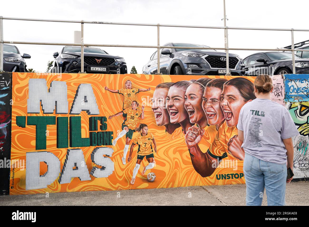 Sydney, Australie. 10 août 2023. Sydney, Australie, 10 août 2023 : fan de Matildas devant un travail d'art graffiti avec le slogan Til It's Done en l'honneur des Matildas, l'équipe nationale féminine d'Australie, créée par Danielle Weber (Daniellesartwork) lors de la coupe du monde féminine FIFA 2023 à Bondi Beach à Sydney, Australie. (Daniela Porcelli/SPP) crédit : SPP Sport Press photo. /Alamy Live News Banque D'Images