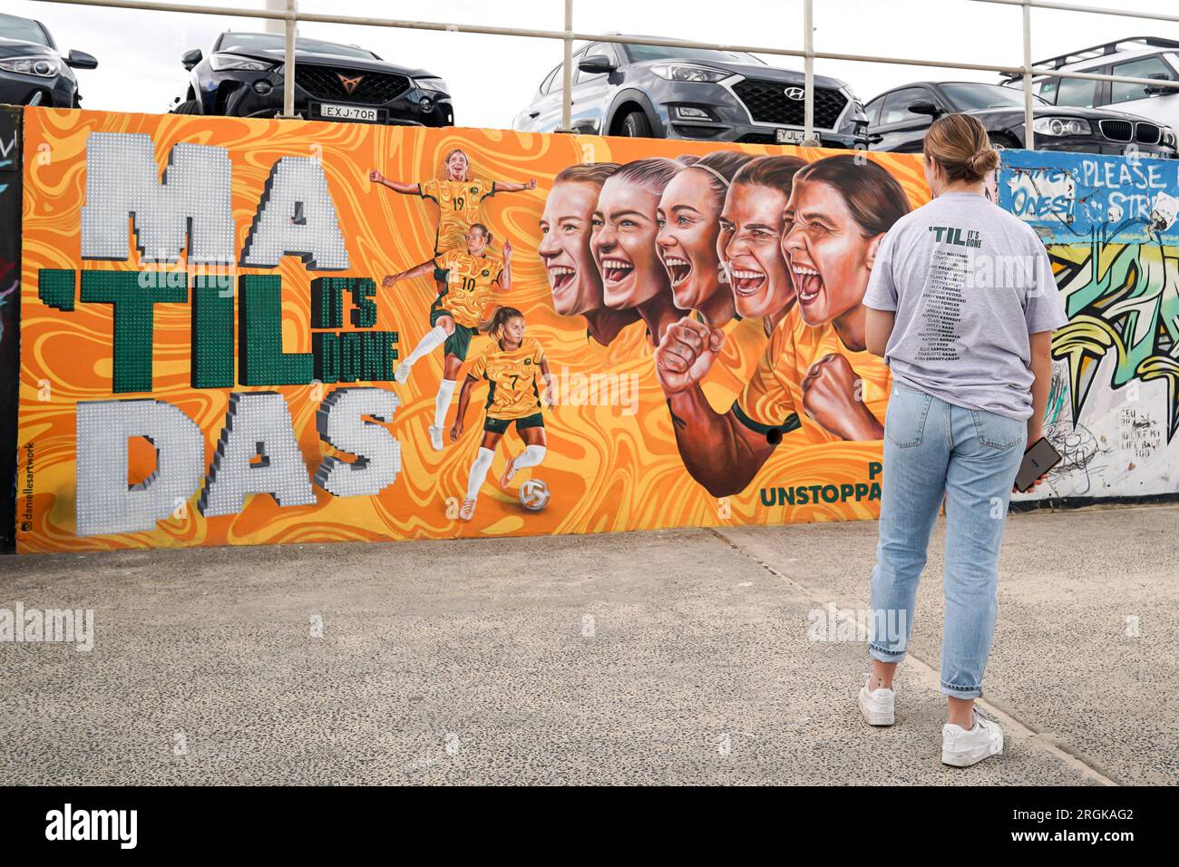 Sydney, Australie. 10 août 2023. Sydney, Australie, 10 août 2023 : fan de Matildas devant un travail d'art graffiti avec le slogan Til It's Done en l'honneur des Matildas, l'équipe nationale féminine d'Australie, créée par Danielle Weber (Daniellesartwork) lors de la coupe du monde féminine FIFA 2023 à Bondi Beach à Sydney, Australie. (Daniela Porcelli/SPP) crédit : SPP Sport Press photo. /Alamy Live News Banque D'Images