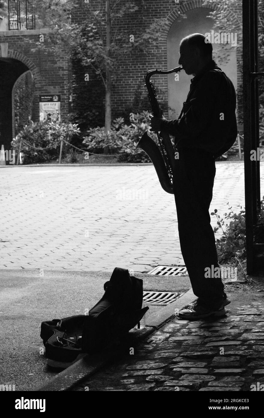 Un musicien New-yorkais qui booste à Central Park. Banque D'Images