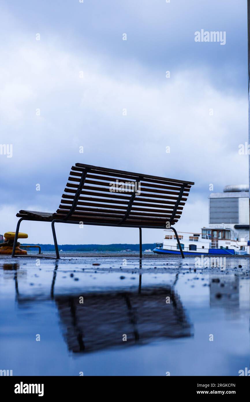 Vue en angle bas d'un banc contre le ciel nuageux Banque D'Images