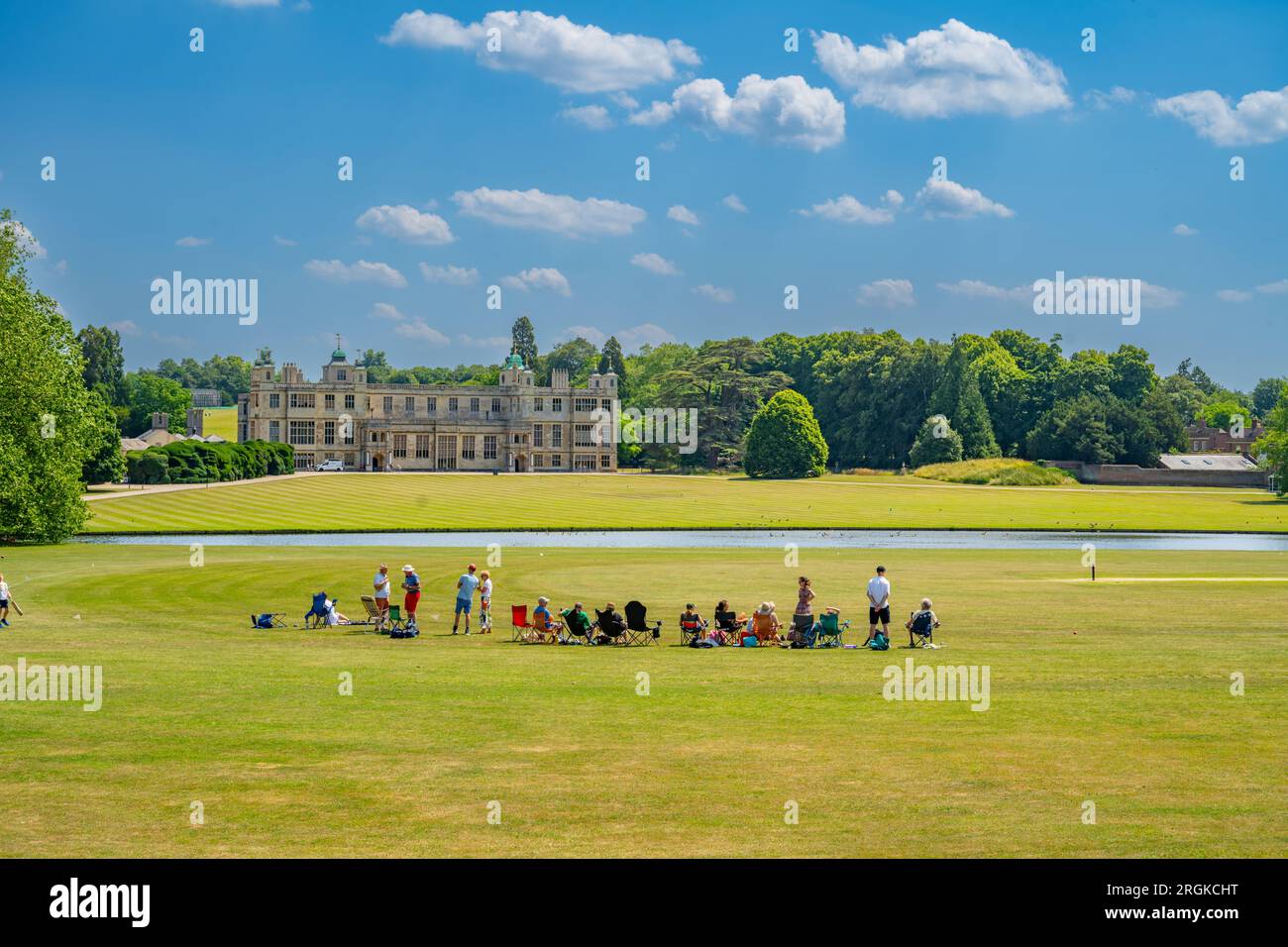 Préparation d'un match de cricket sur le terrain d'Audley End House and Gardens Banque D'Images