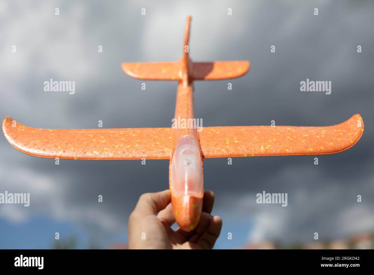 Avion jouet en main. Avion pour jouer. Planeur léger. Jouet tenant à la main. Banque D'Images