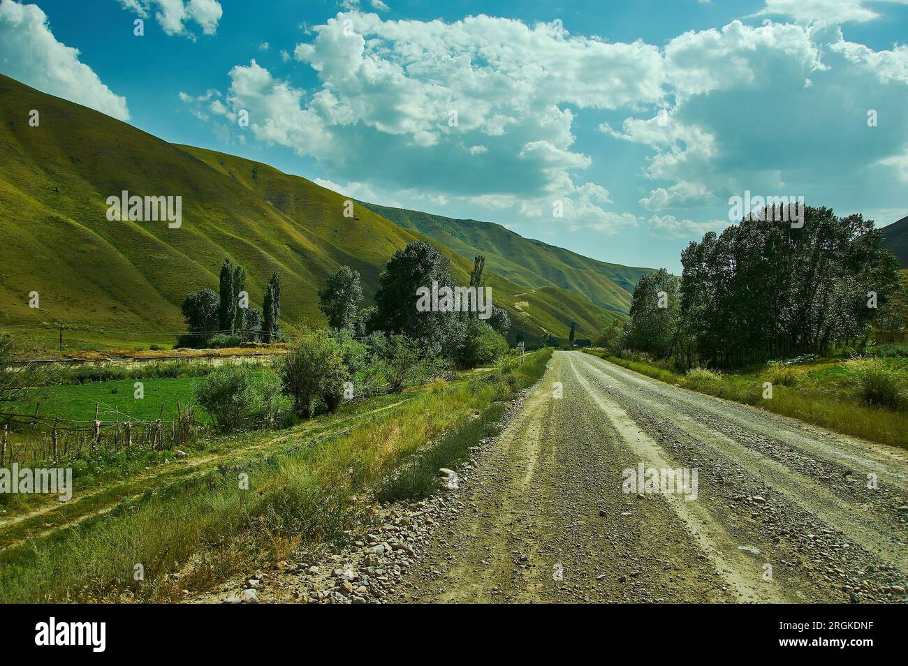 Plateau montagneux, route vers Kazarman, district de la région de Jalal-Abad à l'ouest du Kirghizistan Banque D'Images