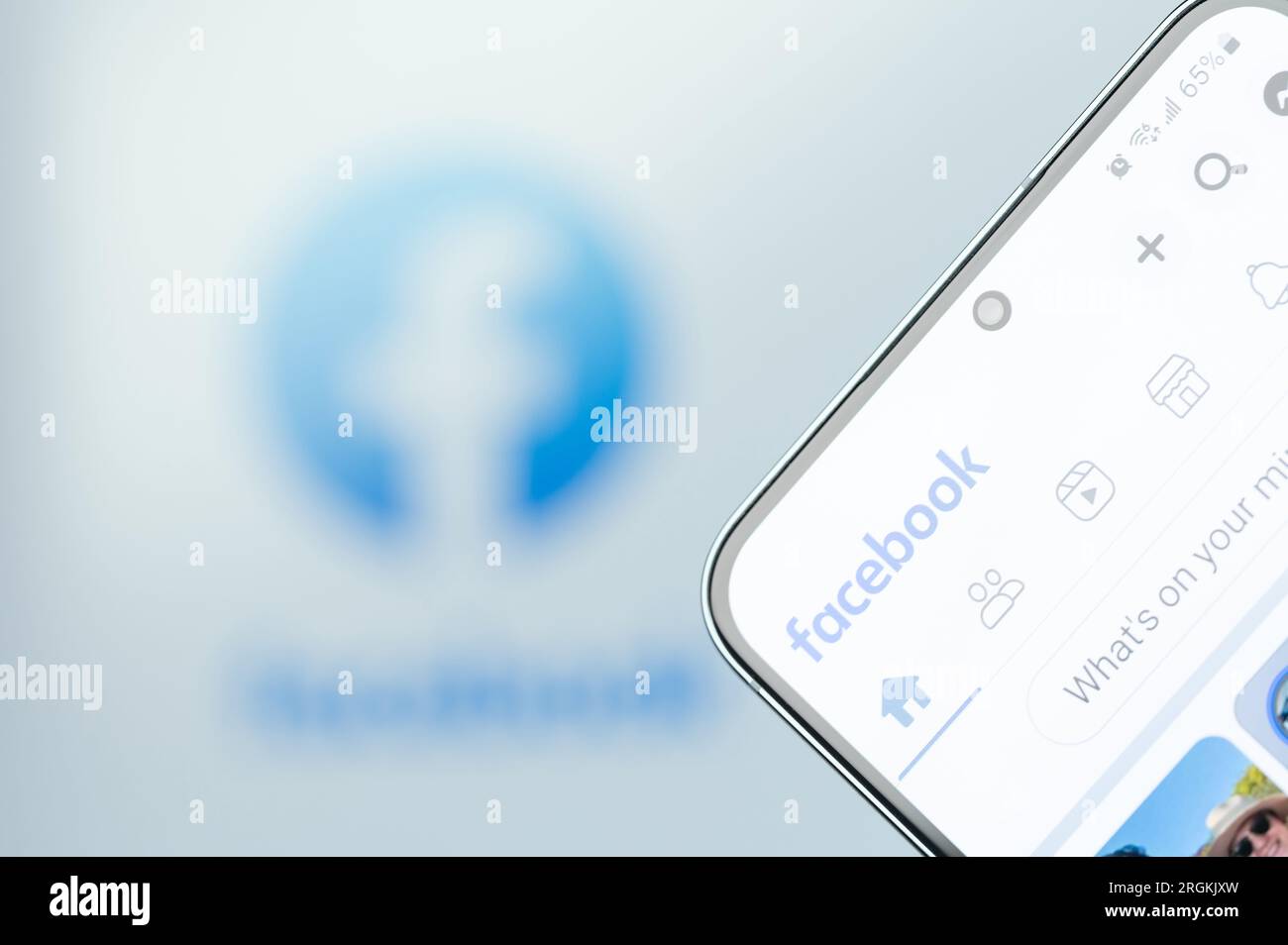 New York, États-Unis - 6 août 2023 : Ouvrez l'application Facebook sur l'écran du smartphone gros plan avec un arrière-plan de logo flou Banque D'Images