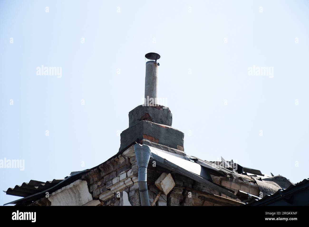 Toit et cheminée sur une vieille maison abandonnée abandonnée contre le ciel en Ukraine dans la ville de Dnipro Banque D'Images