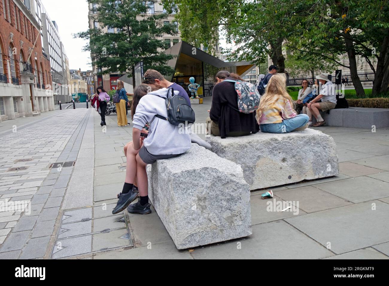 Les gens assis sur les pierres Joseph Bazalgette utilisées dans le mur de la Tamise ont été enlevés pour permettre le super-système d'égout Tideway ville de Londres Royaume-Uni 2023 KATHY DEWITT Banque D'Images