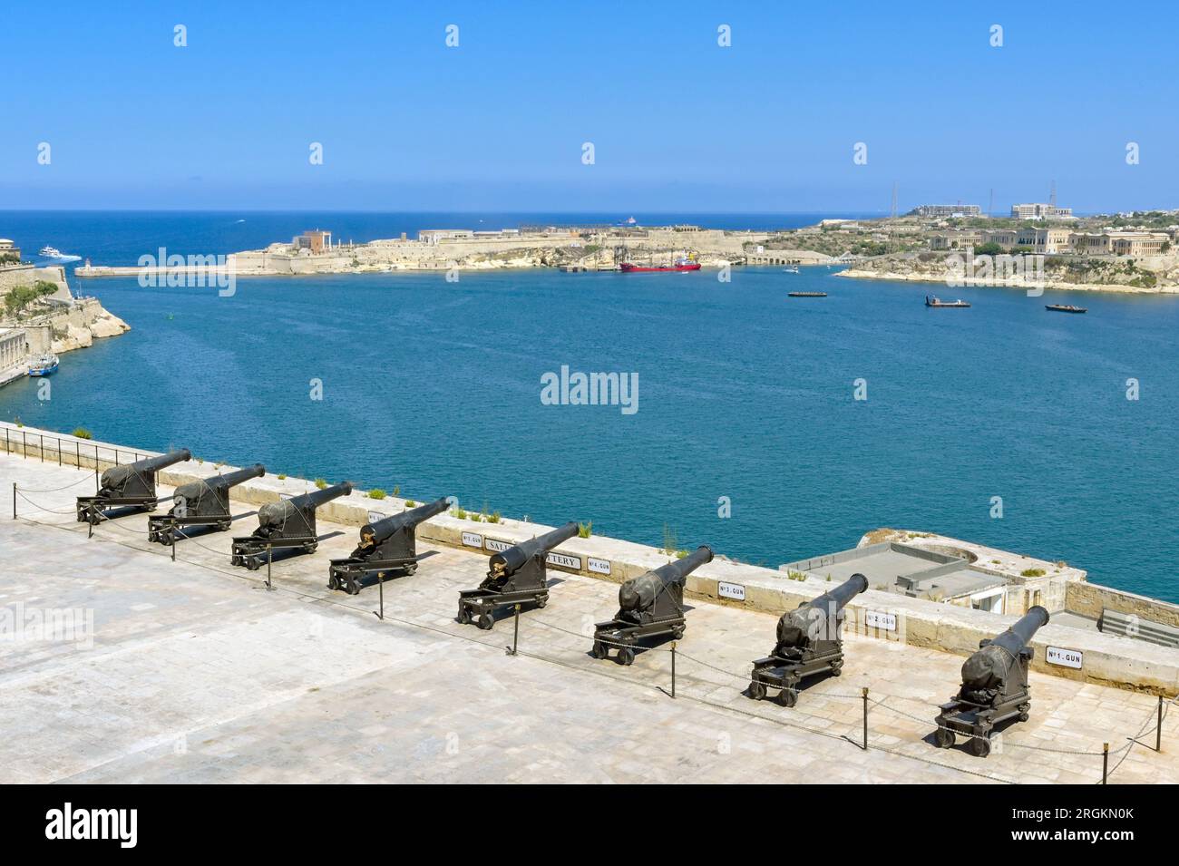 La Valette, Malte - 8 juin 2023 : rangée de vieux canons dans la batterie saluante surplombant le port depuis le haut des anciennes fortifications de la ville Banque D'Images