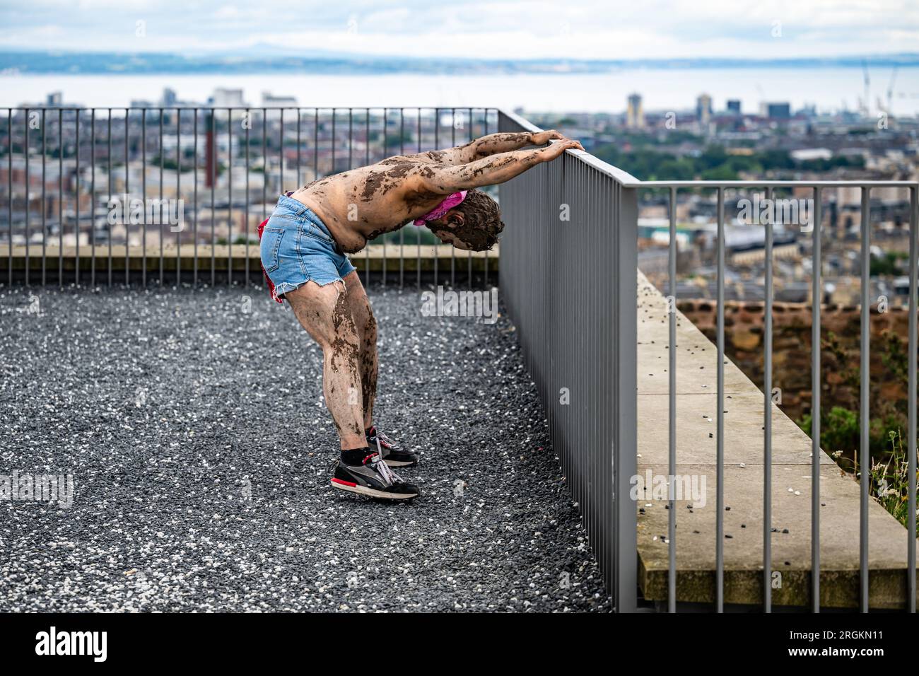Édimbourg, Écosse. Jeudi 10 août 2023. Dans le cadre de son exposition « DANSE DANS LE DOMAINE SACRÉ » au collectif, Rabindranath X Bhose, artiste basé à Glasgow, a présenté une nouvelle œuvre de performance « DANSE DANS LE DOMAINE SACRÉ : corps de la tourbière ». Cette danse solo exécutée par l'artiste a déménagé de l'espace de la galerie Hillside dans lequel l'exposition est présentée, puis à l'extérieur et autour du site collectif au sommet du site historique de Calton Hill. Rabindranath X Bhose participe au programme de développement de satellites du collectif pour les praticiens émergents basés en Écosse. Banque D'Images