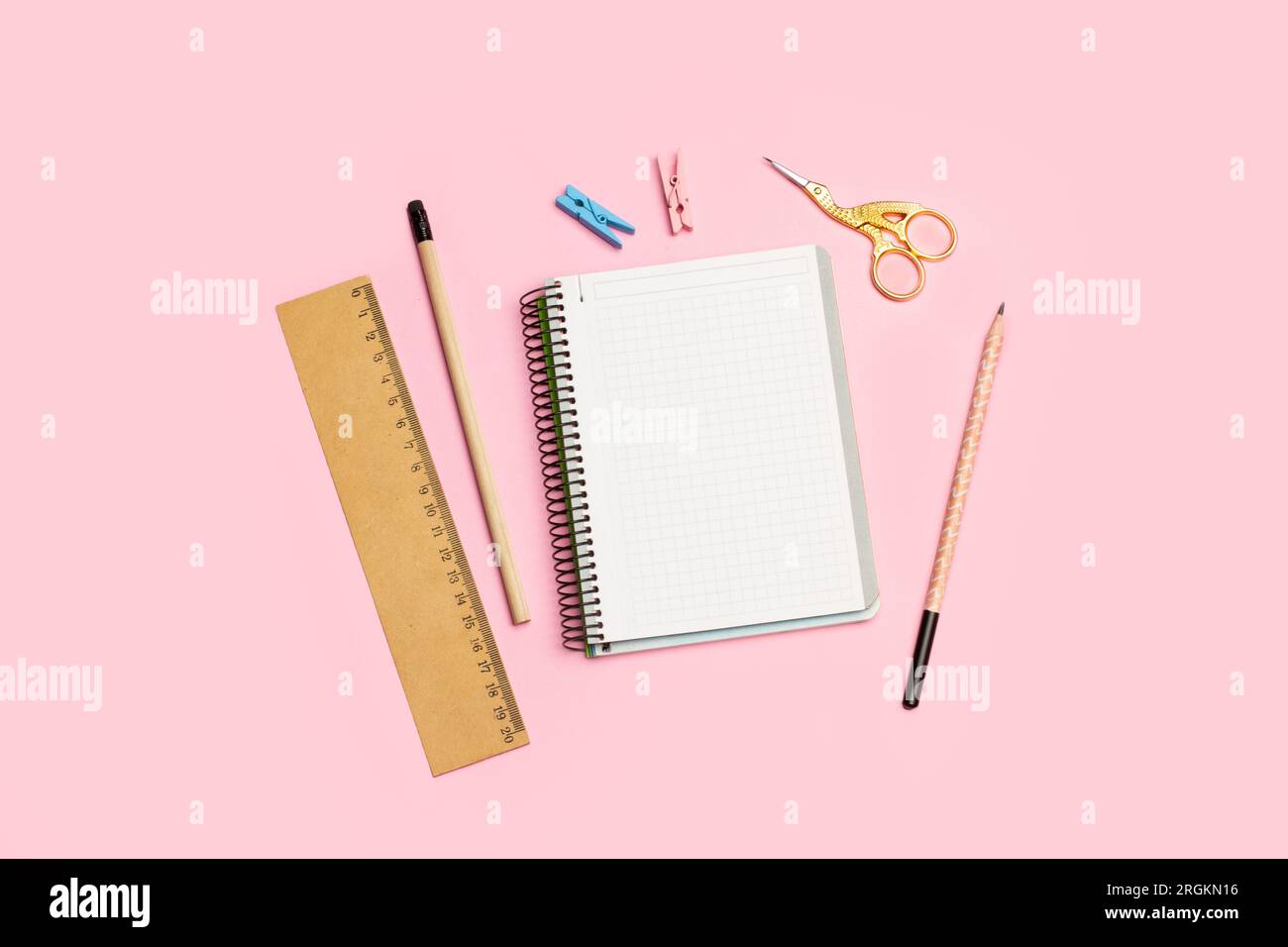 Cahier de papier millimétré ouvert vierge, deux crayons, une règle et des  ciseaux de cigogne sur un fond rose avec espace de copie Photo Stock - Alamy