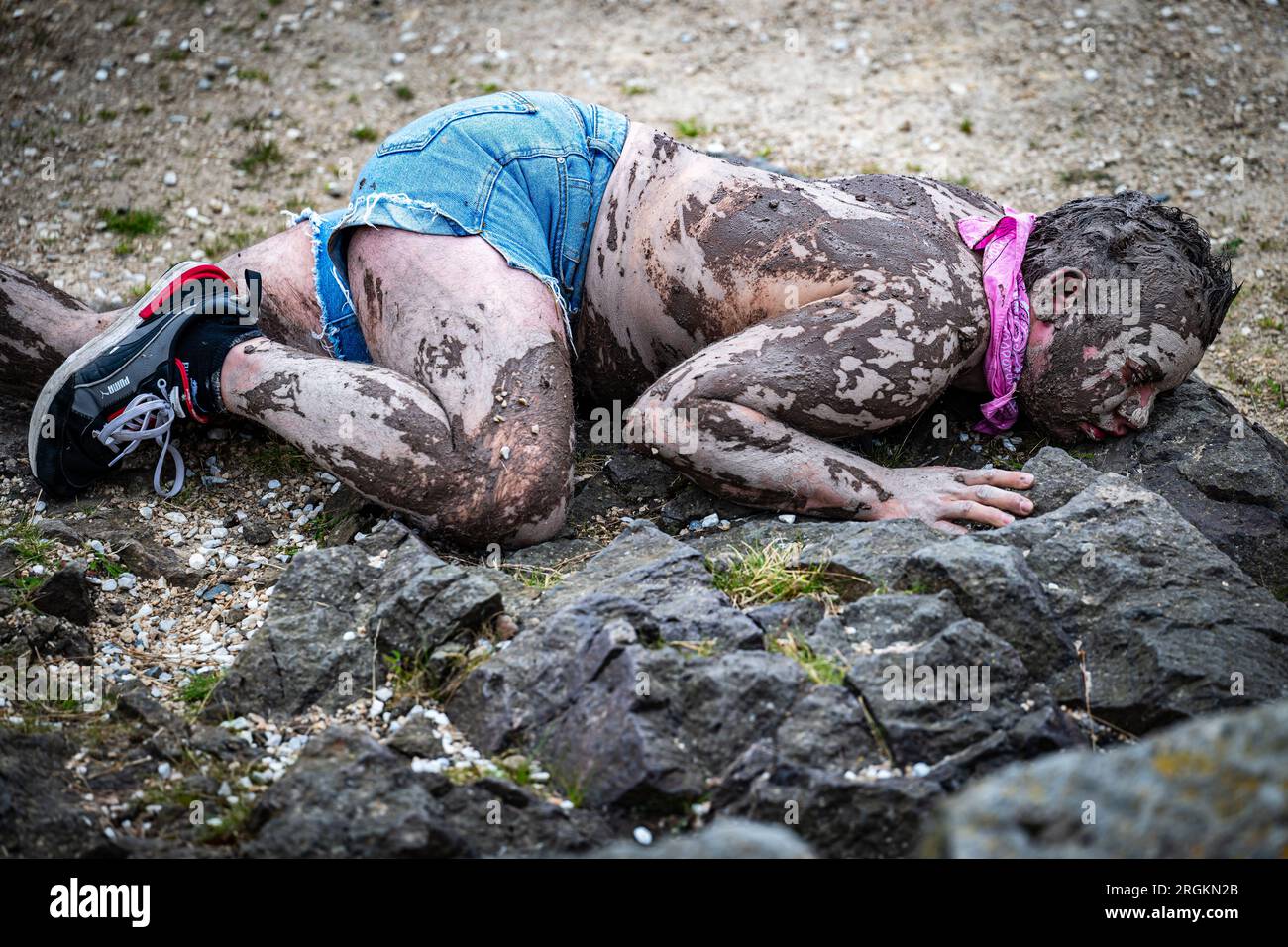 Édimbourg, Écosse. Jeudi 10 août 2023. Dans le cadre de son exposition « DANSE DANS LE DOMAINE SACRÉ » au collectif, Rabindranath X Bhose, artiste basé à Glasgow, a présenté une nouvelle œuvre de performance « DANSE DANS LE DOMAINE SACRÉ : corps de la tourbière ». Cette danse solo exécutée par l'artiste a déménagé de l'espace de la galerie Hillside dans lequel l'exposition est présentée, puis à l'extérieur et autour du site collectif au sommet du site historique de Calton Hill. Rabindranath X Bhose participe au programme de développement de satellites du collectif pour les praticiens émergents basés en Écosse. Banque D'Images
