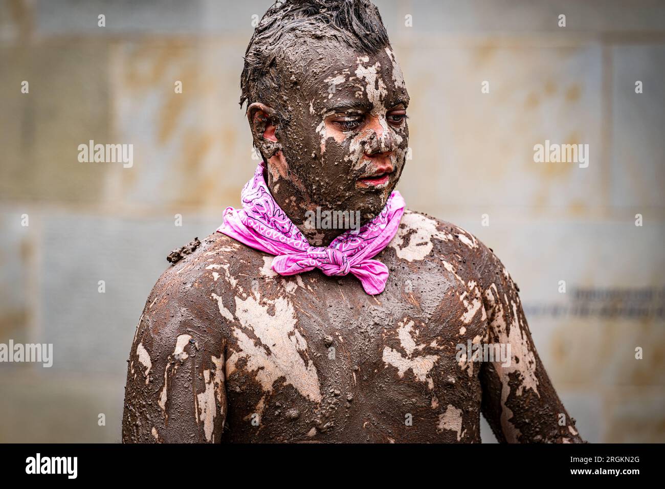 Édimbourg, Écosse. Jeudi 10 août 2023. Dans le cadre de son exposition « DANSE DANS LE DOMAINE SACRÉ » au collectif, Rabindranath X Bhose, artiste basé à Glasgow, a présenté une nouvelle œuvre de performance « DANSE DANS LE DOMAINE SACRÉ : corps de la tourbière ». Cette danse solo exécutée par l'artiste a déménagé de l'espace de la galerie Hillside dans lequel l'exposition est présentée, puis à l'extérieur et autour du site collectif au sommet du site historique de Calton Hill. Rabindranath X Bhose participe au programme de développement de satellites du collectif pour les praticiens émergents basés en Écosse. Banque D'Images