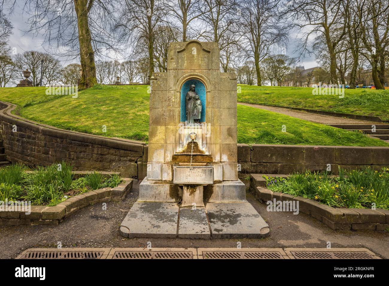 Le puits de St Ann avec les “pistes” en arrière-plan, Buxton, Derbyshire, Angleterre Banque D'Images