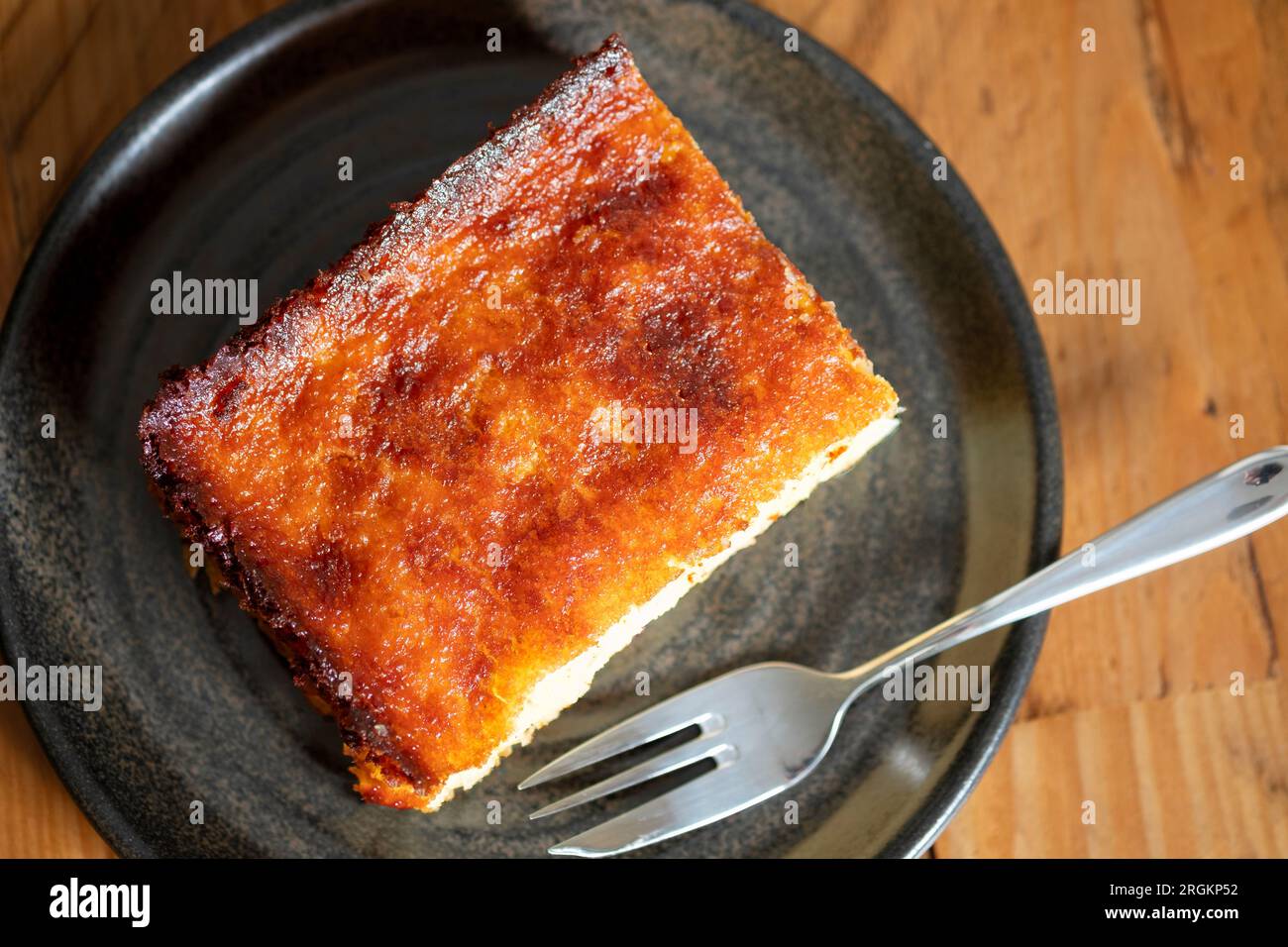 Une portion ou une tranche de tarte à l'orange. C'est une spécialité grecque connue sous le nom de Portokalopita. Il est fait avec de la pâte phyllo et trempé dans un sirop d'orange Banque D'Images