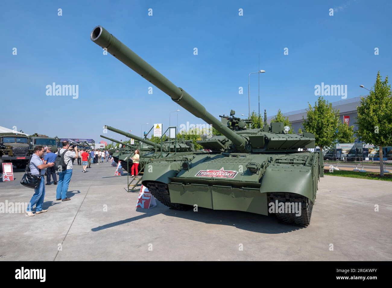 RÉGION DE MOSCOU, RUSSIE - 18 AOÛT 2022 : les visiteurs du forum militaire et technique international Army-2022 inspectent les chars russes. Patriot Park Banque D'Images