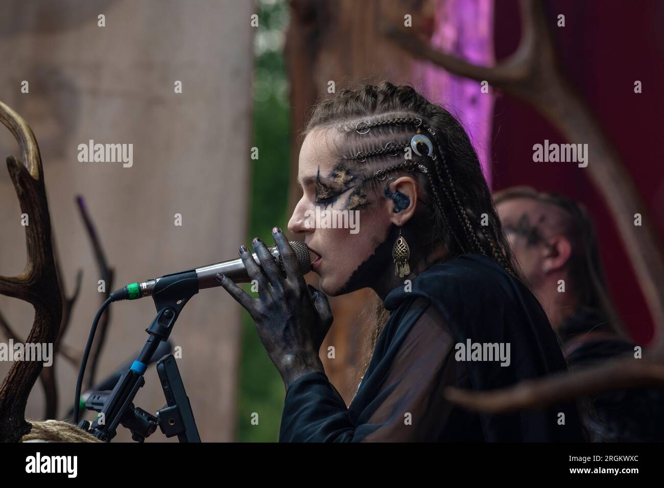 SHEVELEVO, RUSSIE - 05 AOÛT 2023 : soliste du groupe folklorique sombre 'Meshchera' Alexandra Sidorova. Fragment de la performance sur le festival historique Banque D'Images