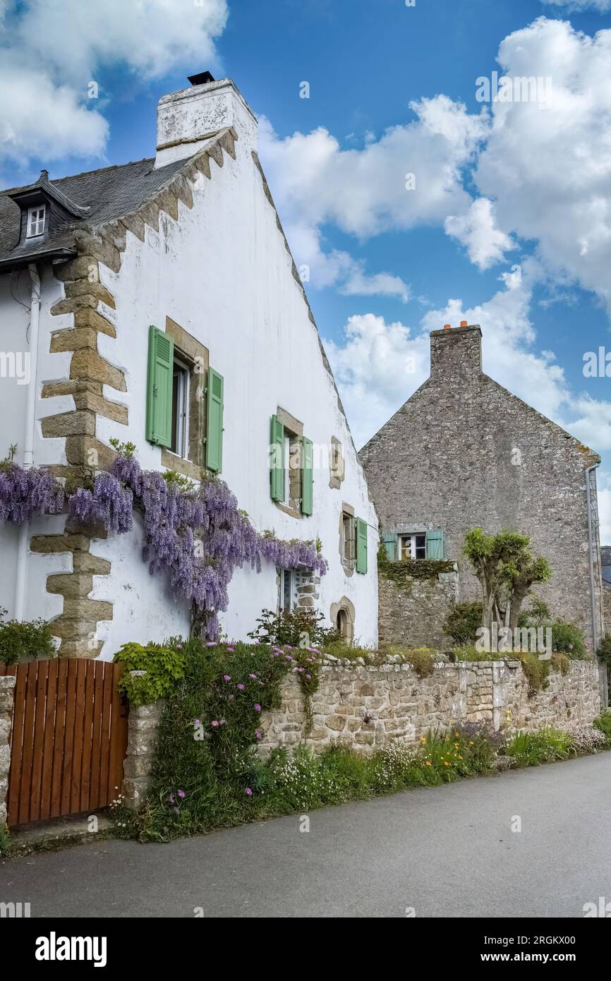 Bretagne, Ile aux Moines dans le golfe du Morbihan, petite rue et belles maisons dans le village Banque D'Images