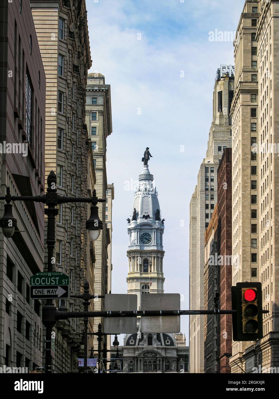 Une tour de l'horloge avec une statue de William Penn sur le dessus, située sur Locust Street à Philadelphie, Pennsylvanie. Banque D'Images