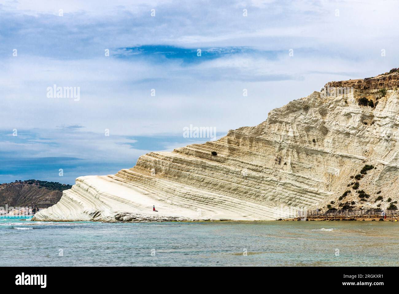 Une femme seule sur la Scala dei Turchi ou escalier des Turcs ou marches turques, falaise rocheuse formée par des marnes, sur la côte de Realmonte en Sicile, Italie Banque D'Images