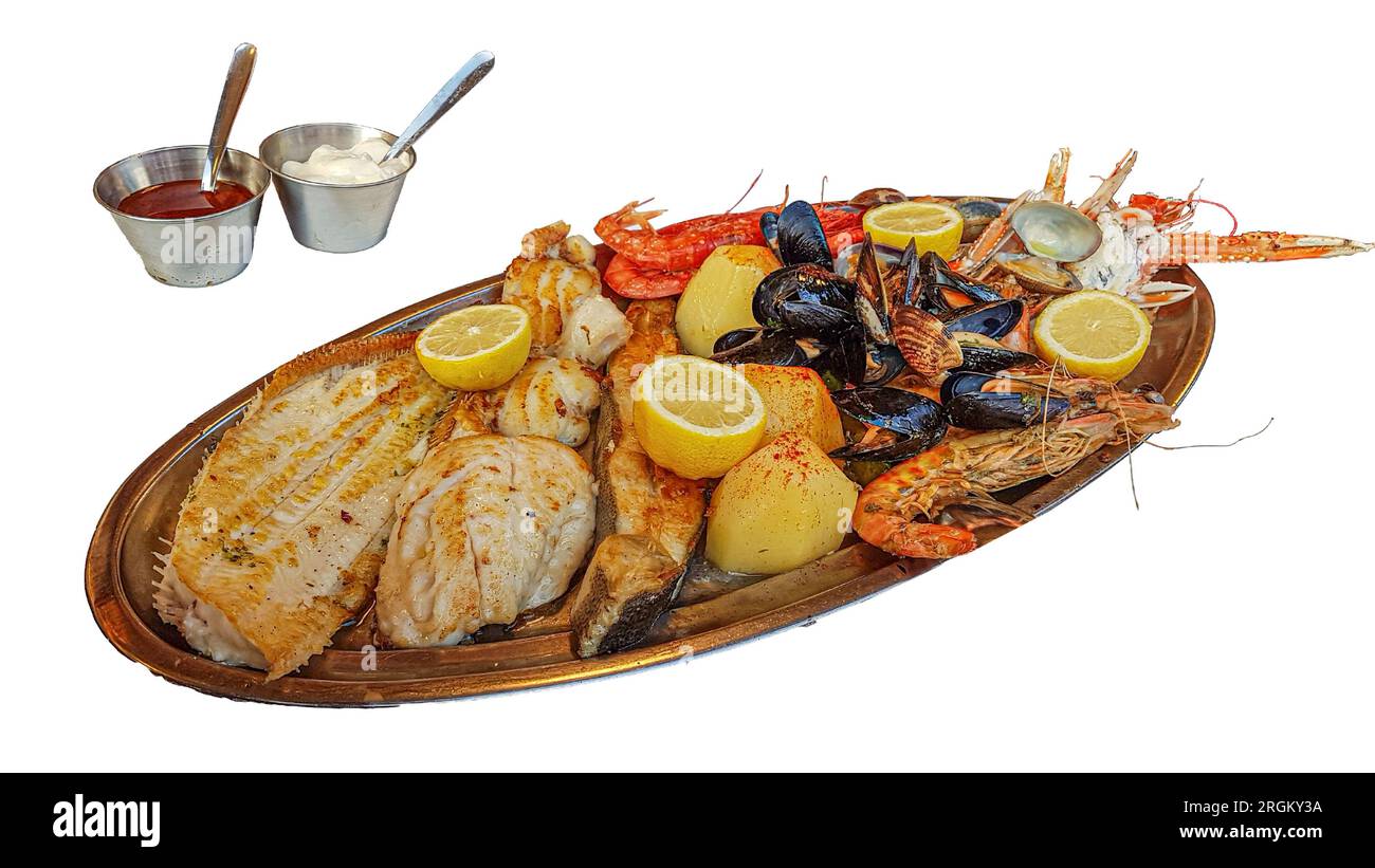 Gros plan d'une assiette de poisson avec plusieurs fruits de mer différents et fond blanc neutre Banque D'Images