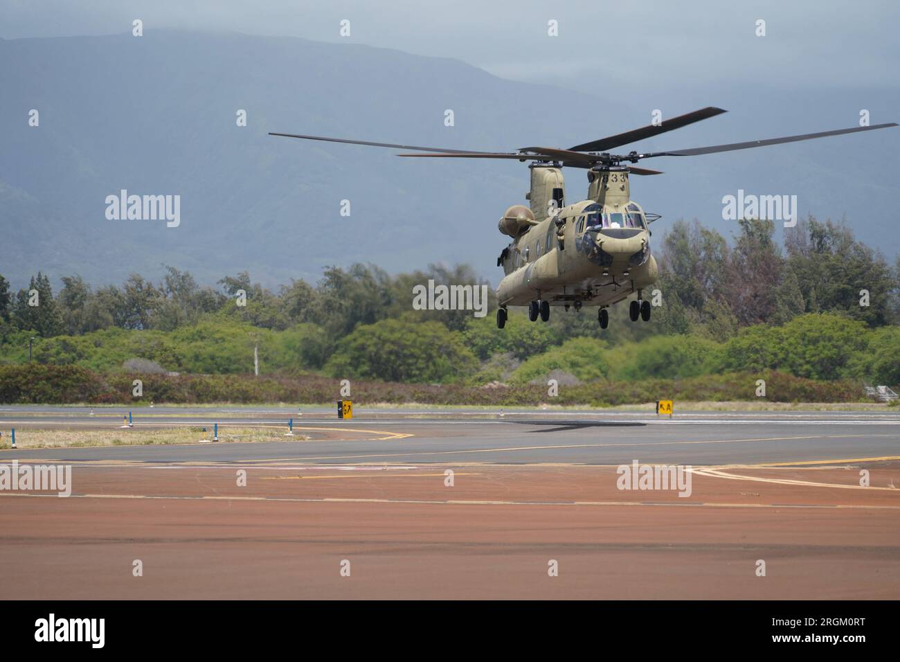 Maui, États-Unis. 10 août 2023. Deux Chinook CH47 de la Garde nationale d'Hawaï effectuent des largages aériens de seau d'eau à Maui pour aider à la lutte contre les feux de forêt, à travers l'île de Maui, Hawaï, le 9 août 2023. Les deux équipages ont effectué un total de 58 largages de seaux dans le nord du pays de Maui en cinq heures, totalisant plus de cent mille gallons largués sur les incendies. Photo par MSgt. Andrew Jackson/USAF/États-Unis Garde nationale/UPI crédit : UPI/Alamy Live News Banque D'Images