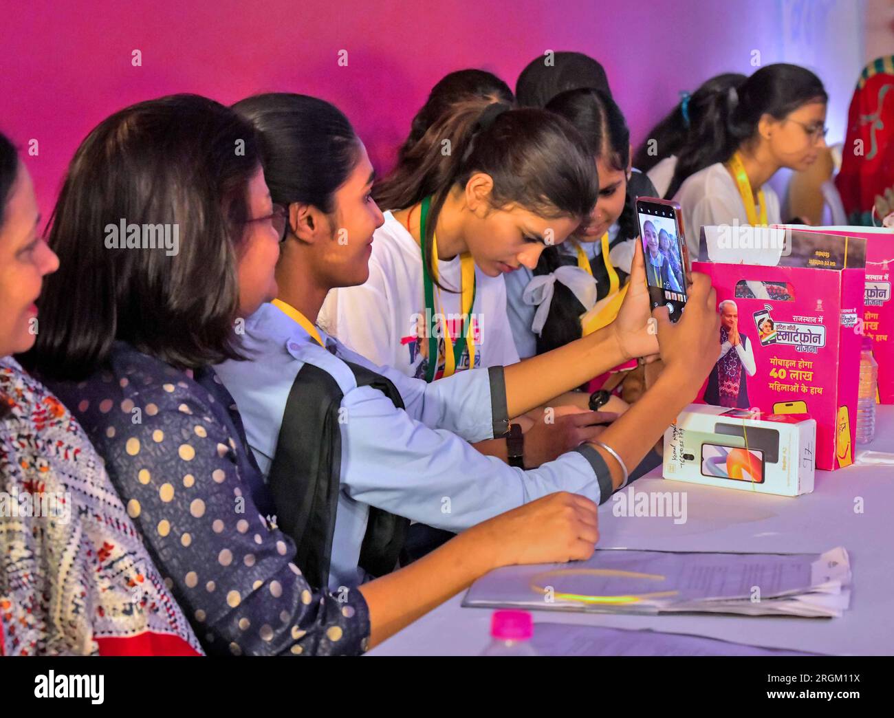 Jaipur, Inde, 10 août 2023 : bénéficiaires lors du lancement du programme Indira Gandhi smartphone à l'Auditorium Birla de Jaipur. Environ 40 étudiantes lakh recevront des smartphones avec trois ans de connectivité Internet gratuite. Banque D'Images