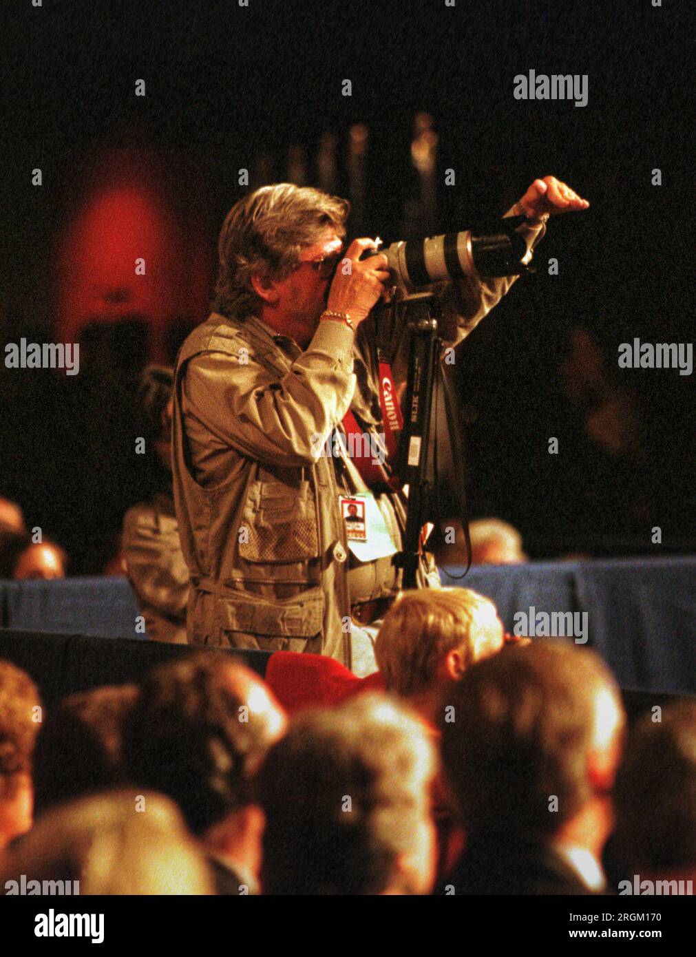 Dirck Halstead, photojournaliste chevronné du magazine TIME, photographie le président Bill Clinton dans le cadre du bassin de presse itinérant de la Maison Blanche le lundi 10 août 1998 au Commonwealth Convention Center à Louisville, Jefferson County, Kentucky, USA. Louisville était sur la première étape d'un voyage de trois jours prévu par le président qui a fini par être écourté d'une journée en raison des attentats terroristes du 7 août contre deux ambassades des États-Unis en Afrique de l'est. (Photo APEX MediaWire par Billy Suratt) Banque D'Images