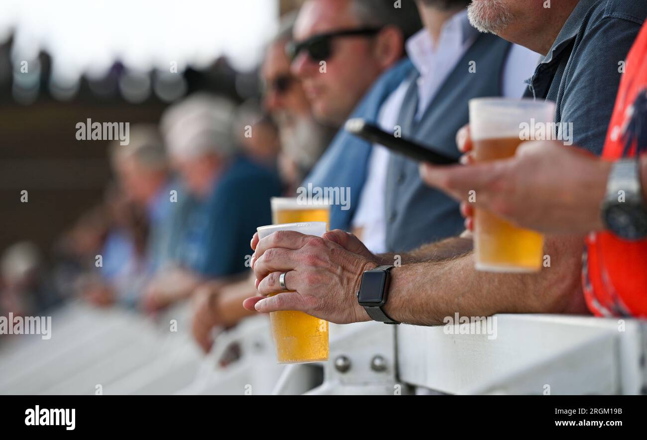 Brighton UK 10th août 2023 - les coureurs profitent d'une belle journée ensoleillée et d'une bière à Brighton races Ladies Day pendant le Star Sports 3 Day Festival of Racing : Credit Simon Dack / Alamy Live News Banque D'Images