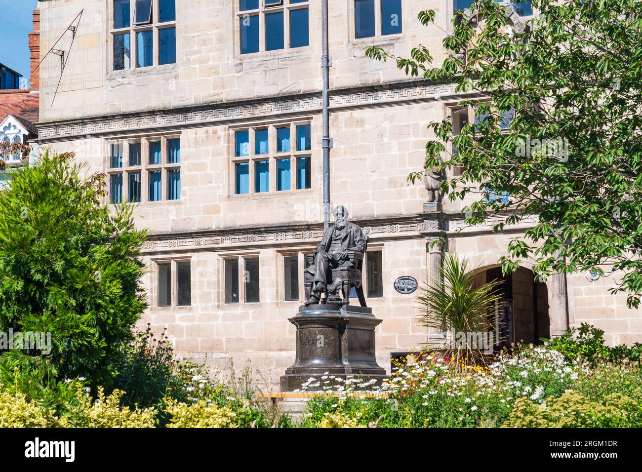 Shrewsbury, Angleterre – août 10 2023 : une vue plus longue de la statue de Charles Darwin à l'extérieur de la bibliothèque dans la ville de Shrewsbury, Shopshire Royaume-Uni Banque D'Images