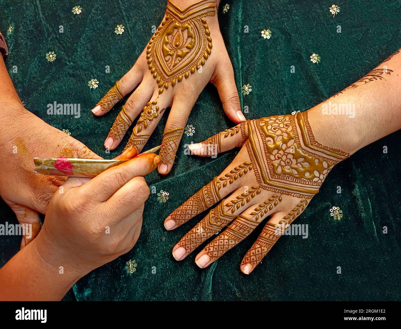 Mehndi artiste de fabrication de la main de mariée mehndi en Inde, design mehndi. Banque D'Images