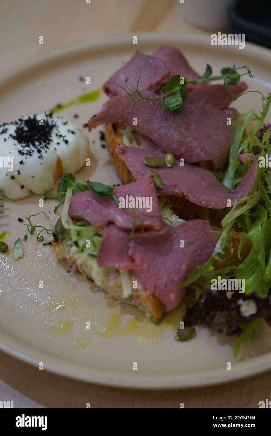 Bec sur pain avec salade et œuf Banque D'Images