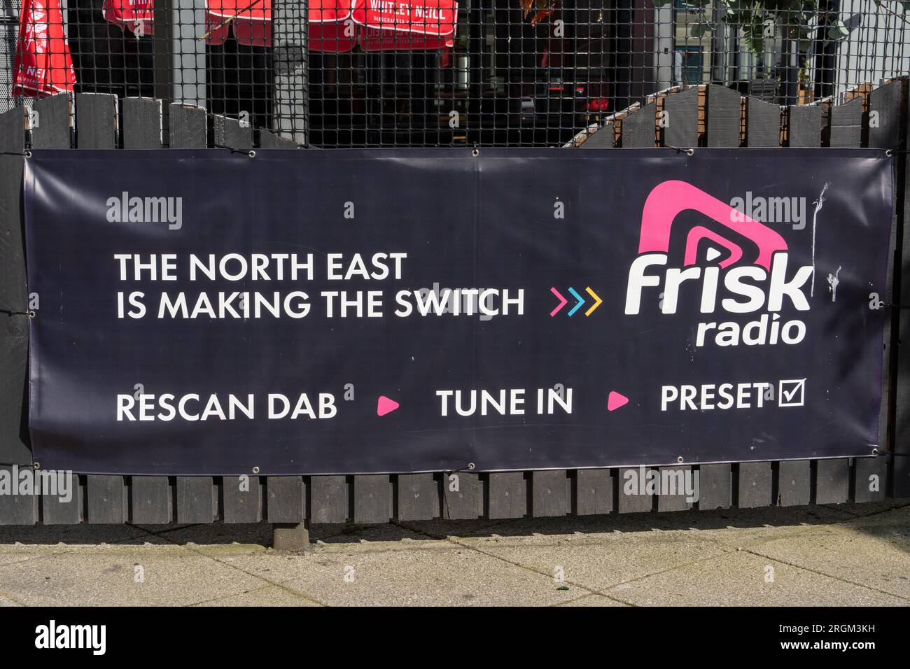Panneau publicitaire pour Frisk radio - une station de radio DAB du Nord-est de l'Angleterre. Banque D'Images