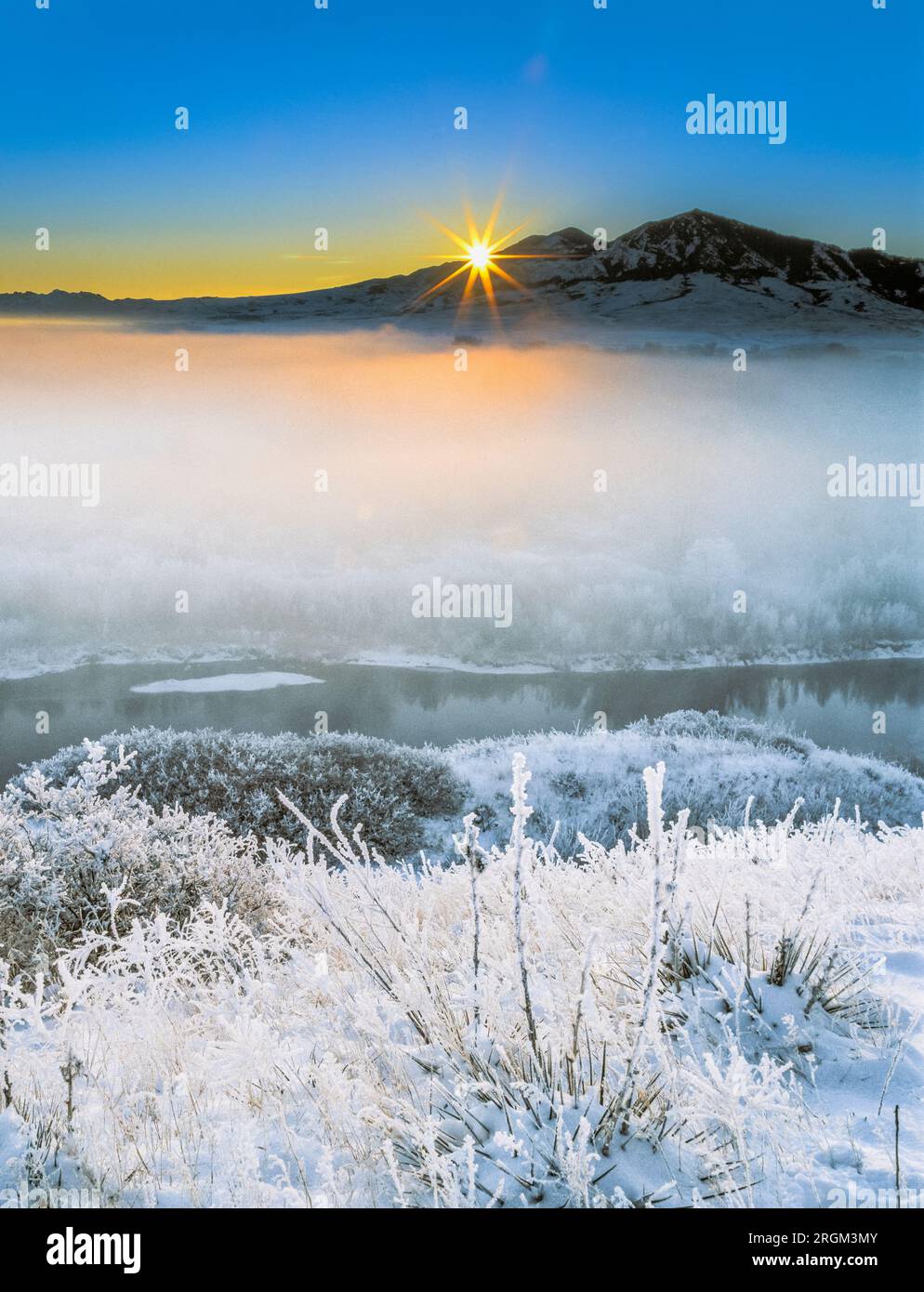 Lever de soleil sur l'hiver givré une rivière Missouri Valley près de cascade, Montana Banque D'Images