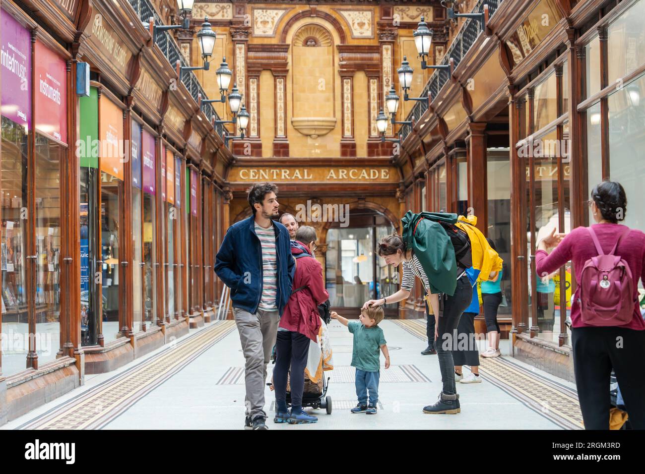 Les gens dans la Central Arcade, une rue couverte historique de la ville de Newcastle upon Tyne, Royaume-Uni Banque D'Images