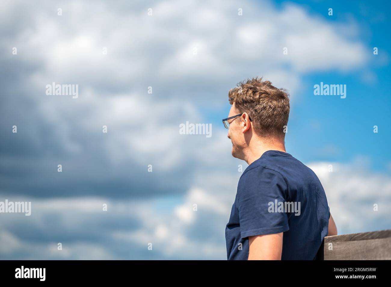 Portrait d'un homme blanc de 44 ans, vue en bas angle de l'arrière, Bruxelles, Belgique Banque D'Images
