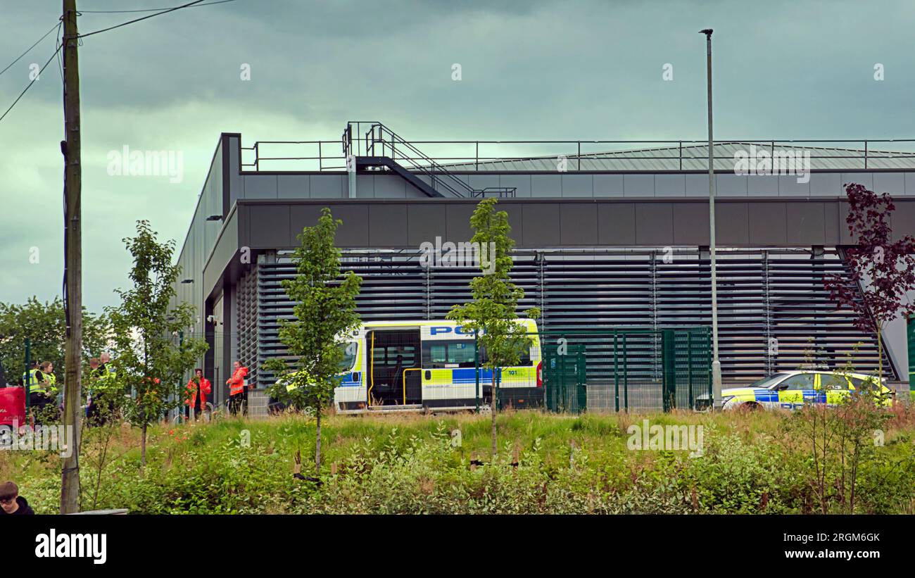 Glasgow, Écosse, Royaume-Uni. 10 août, 2023.Grande présence policière au Range à Drumchapel avec un chariot élévateur perché sur le bord du lot arrière entouré par beaucoup de personnel une voiture de police et une camionnette pleine de policiers. Crédit Gerard Ferry/Alamy Live News Banque D'Images