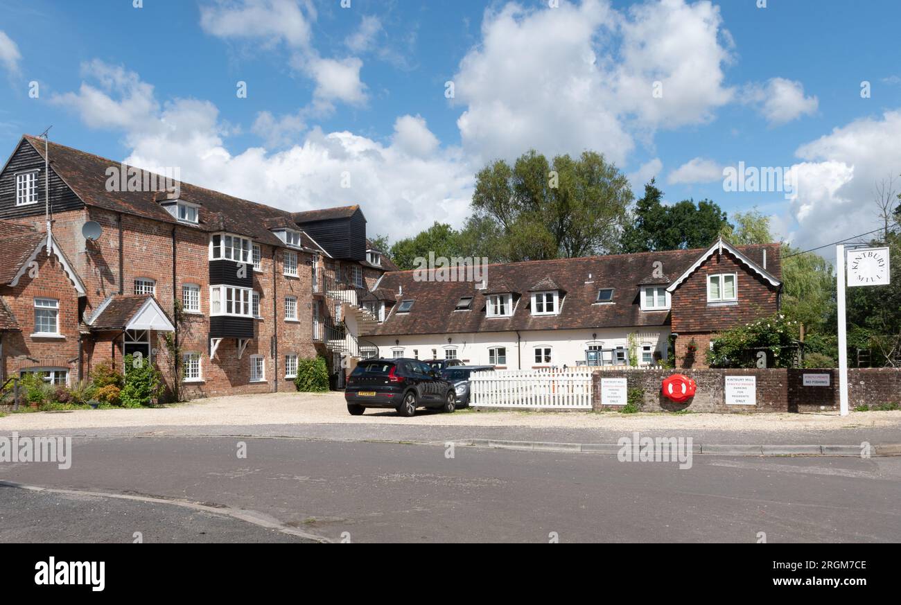 Kintbury Mill dans le Berkshire, Angleterre, Royaume-Uni, ancien moulin sur la rivière Kennet maintenant converti en logement privé Banque D'Images