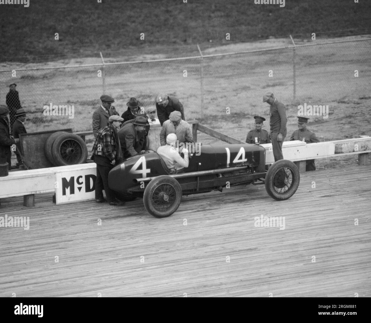 Vintage Auto Racing : pilote de voiture de course américain Bob McDonogh, vainqueur de la course de 250 miles à la course Baltimore-Washington Speedway ca. 1925 Banque D'Images