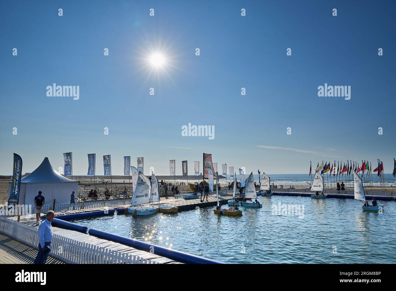 LA HAYE - les enfants s'amusent sur le site du festival lors de la cérémonie d'ouverture des championnats du monde de voile. Les premières courses des championnats du monde quadriennaux de voile, de cerf-volant et de planche à voile au large de la Haye débuteront avec quelque 1200 athlètes de plus de 80 pays concourant à 13 titres mondiaux dans dix disciplines olympiques et trois classes para. ANP PHIL NIJHUIS Banque D'Images