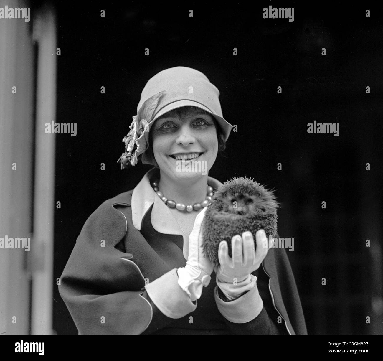 Mlle Dorothy Tierney tenant un porc-épic ca. 1926 Banque D'Images