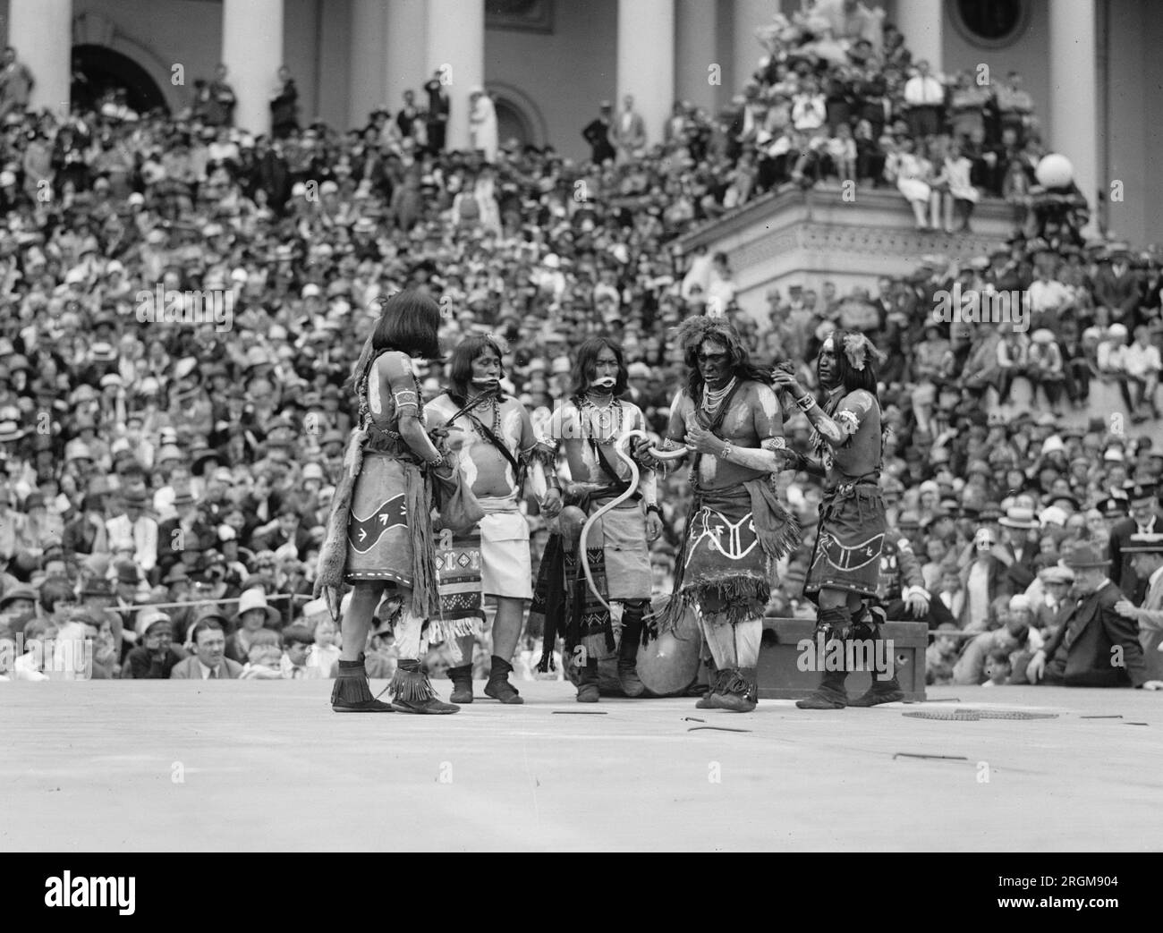 Foule regardant les Amérindiens exécuter la danse Hopi Snake ca. 1926 Banque D'Images