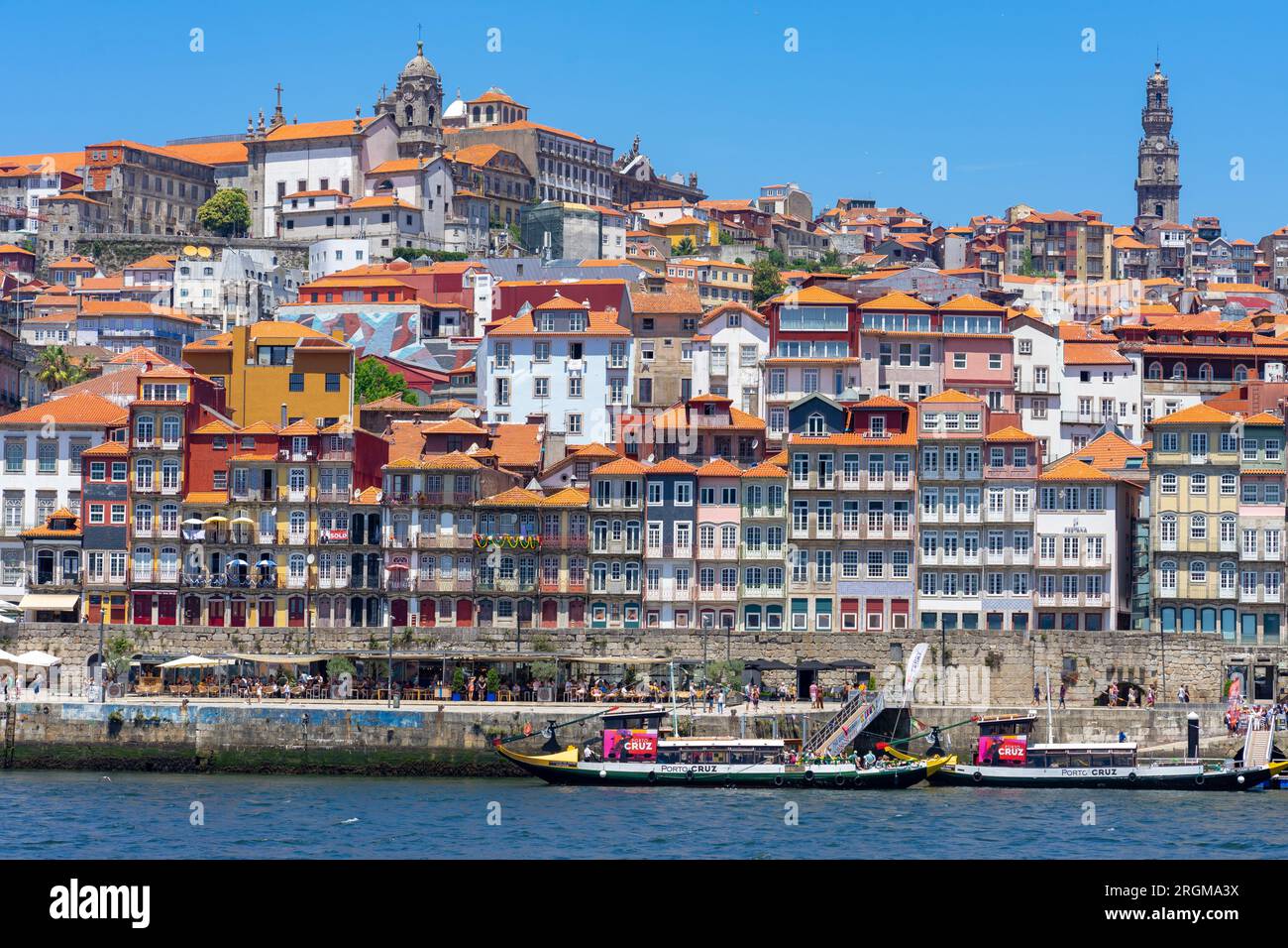 06.22.2023. Porto, Portugal : magnifique bâtiment coloré facede à Porto Portugal à côté de la rivière Duero à Ribeira Banque D'Images