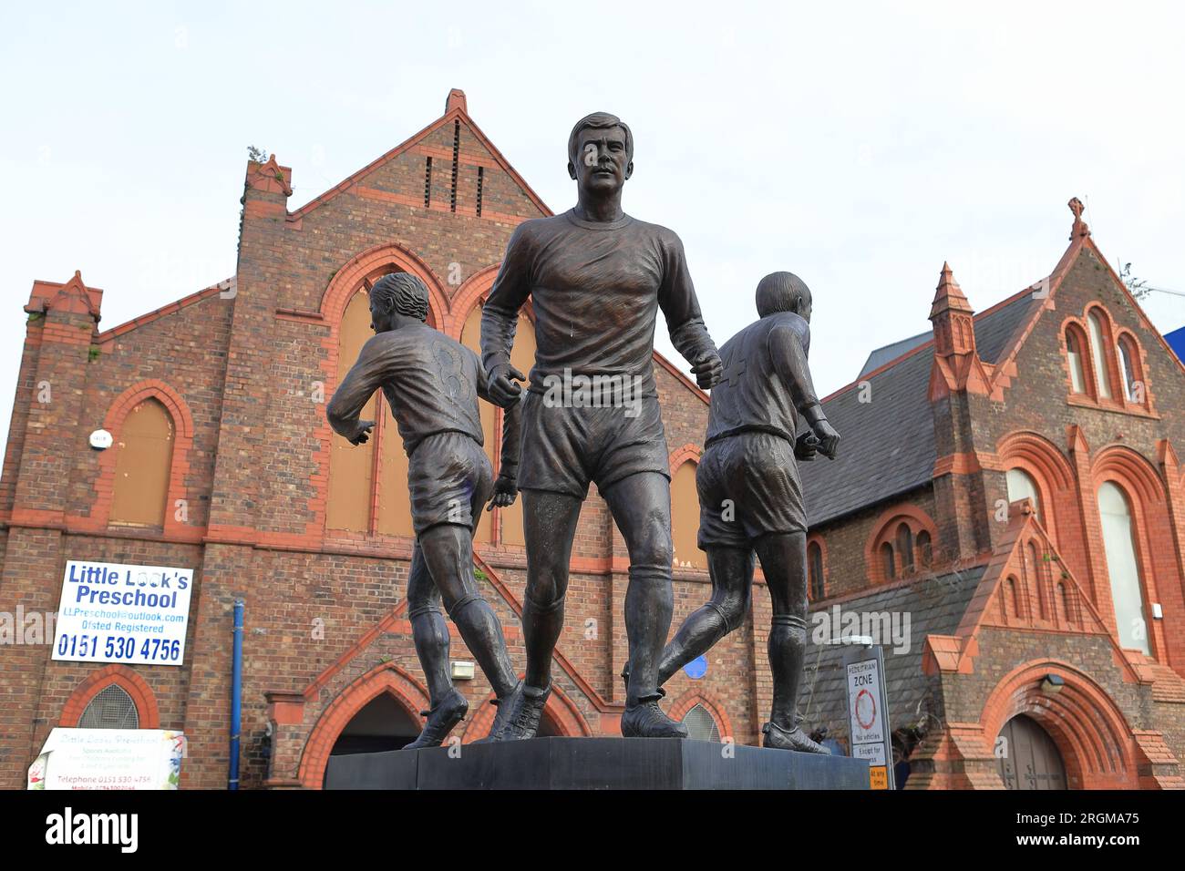 Une statue de la Sainte Trinité à l'extérieur de Goodison Park, Angleterre. Il célèbre les contributions de Kendall, ball et Harvey au Everton football Club. Banque D'Images