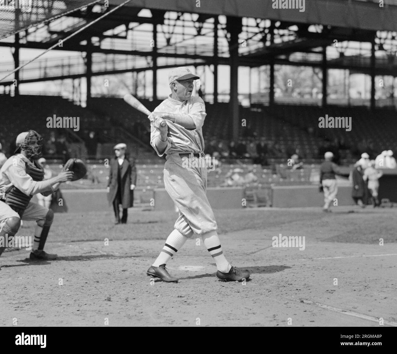 1927 Washington Senators : Tris Speaker pendant l'entraînement au bâton Banque D'Images