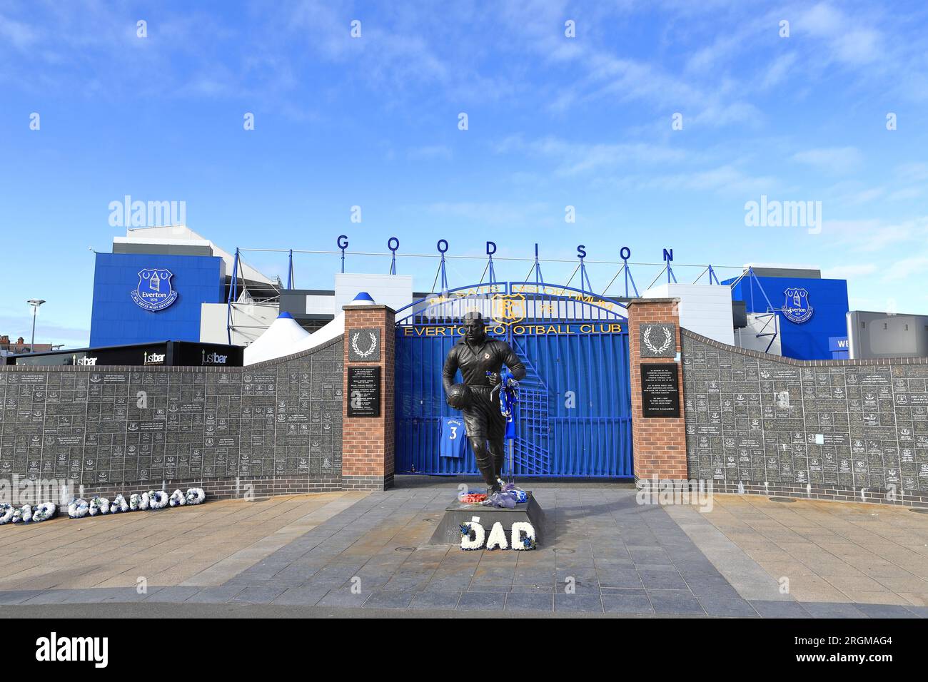 Une statue de Dixie Dean joueur buteur à l'extérieur de Goodison Park en Angleterre. Elle célèbre sa contribution à Everton Football Club. Banque D'Images