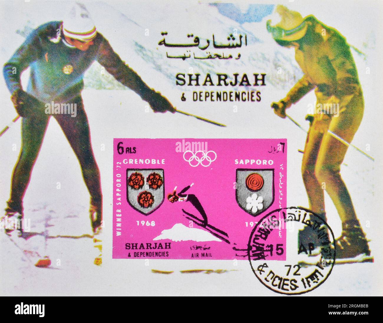 Timbre-poste annulé imprimé par Sharjah, qui montre le ski et promeut les jeux olympiques à Sapporo 1972 et les jeux olympiques à Grenoble 1968, vers 1972 Banque D'Images