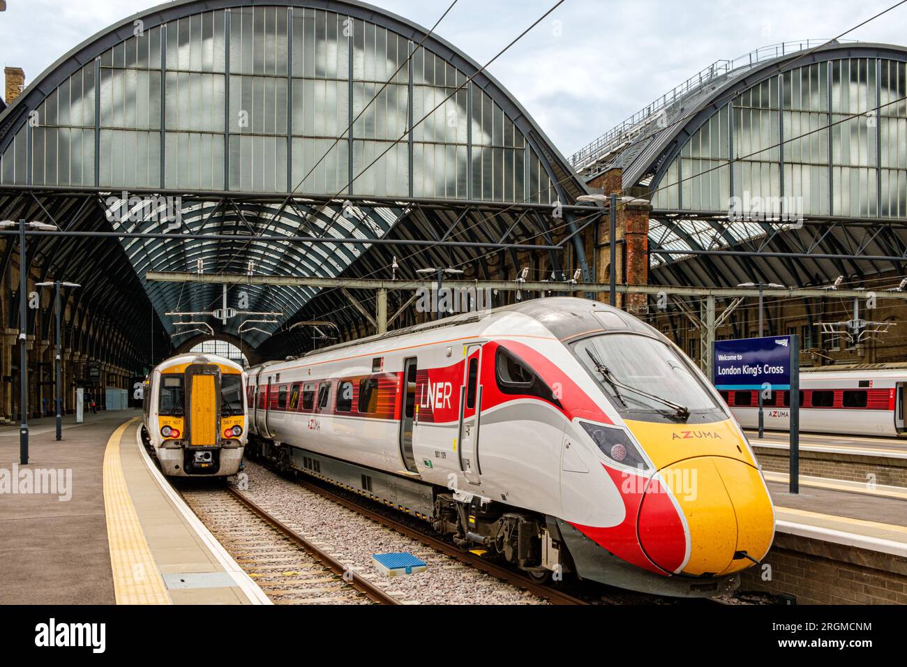 LNER Class 801 Azuma, Kings Cross Station, Euston Road, Londres, Angleterre Banque D'Images