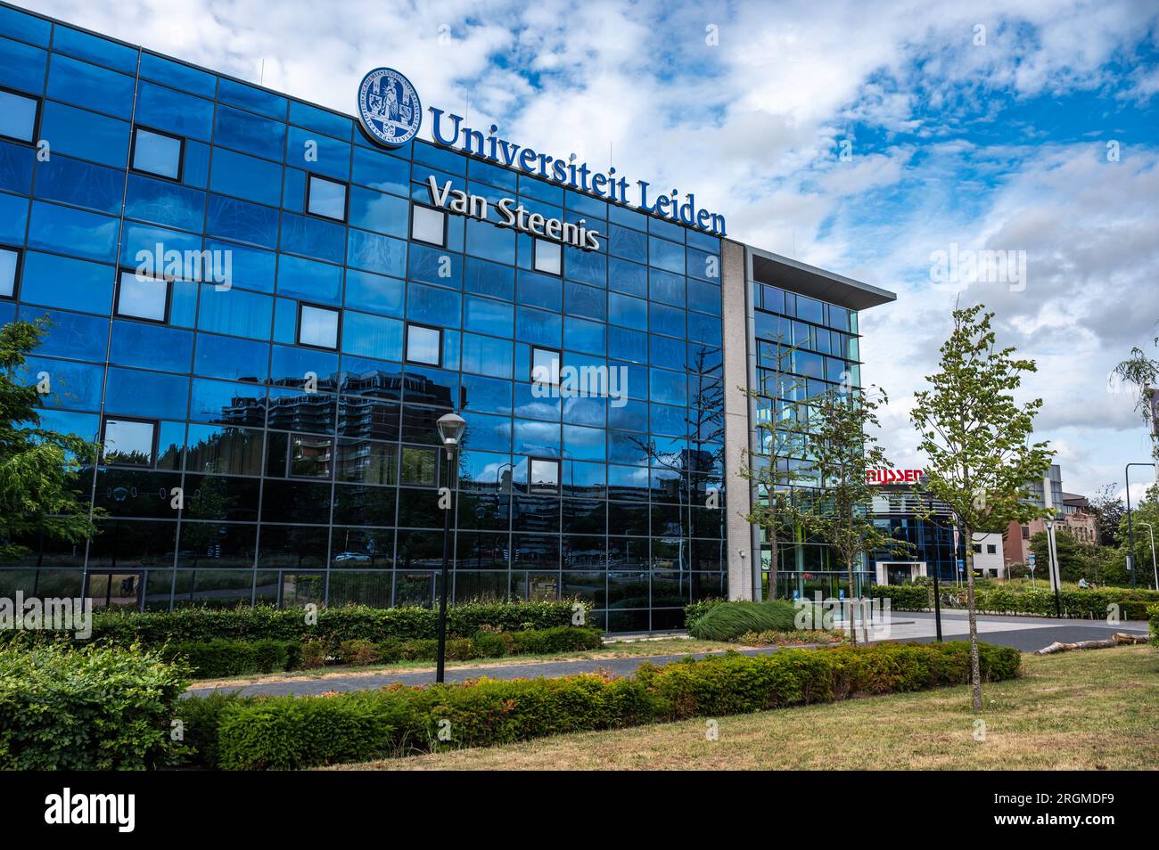 Leiden, Hollande du Sud, pays-Bas, 3 juillet 2023 - immeuble de bureaux contemporain de l'Université de Leiden Banque D'Images